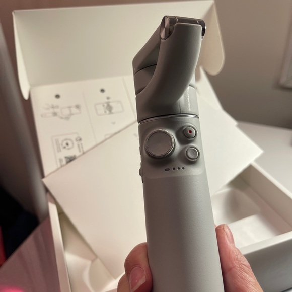DJI OM 5 Smartphone Stabilizer in White - Picture 6 of 8
